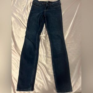 Hollister high rise skinny jeans. Worn once, in good condition, very stretchy.